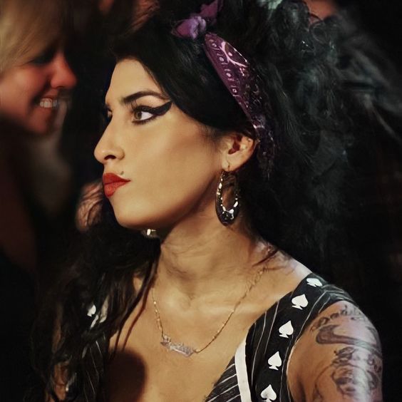 As tatuagens de Lana Del Rey, tatuagens na mão delicadas 